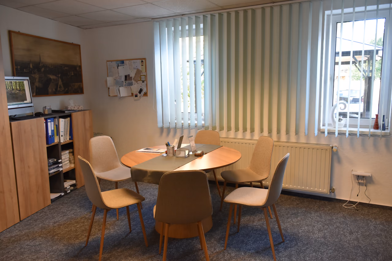 Runder Besprechungstisch mit Stühlen in unserem Büro