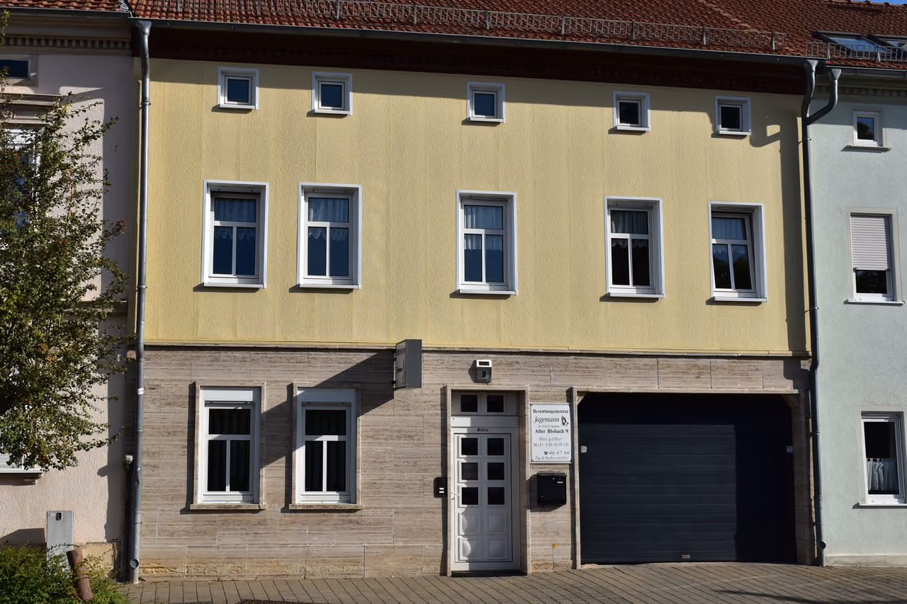 Unser Haus am Alten Blobach 9 mit Bürotür und Garage