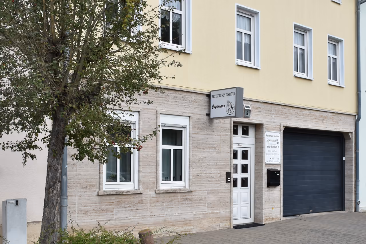 Unser Haus am Alten Blobach 9 vom Gehweg aus, mit Büroeingang und Garage