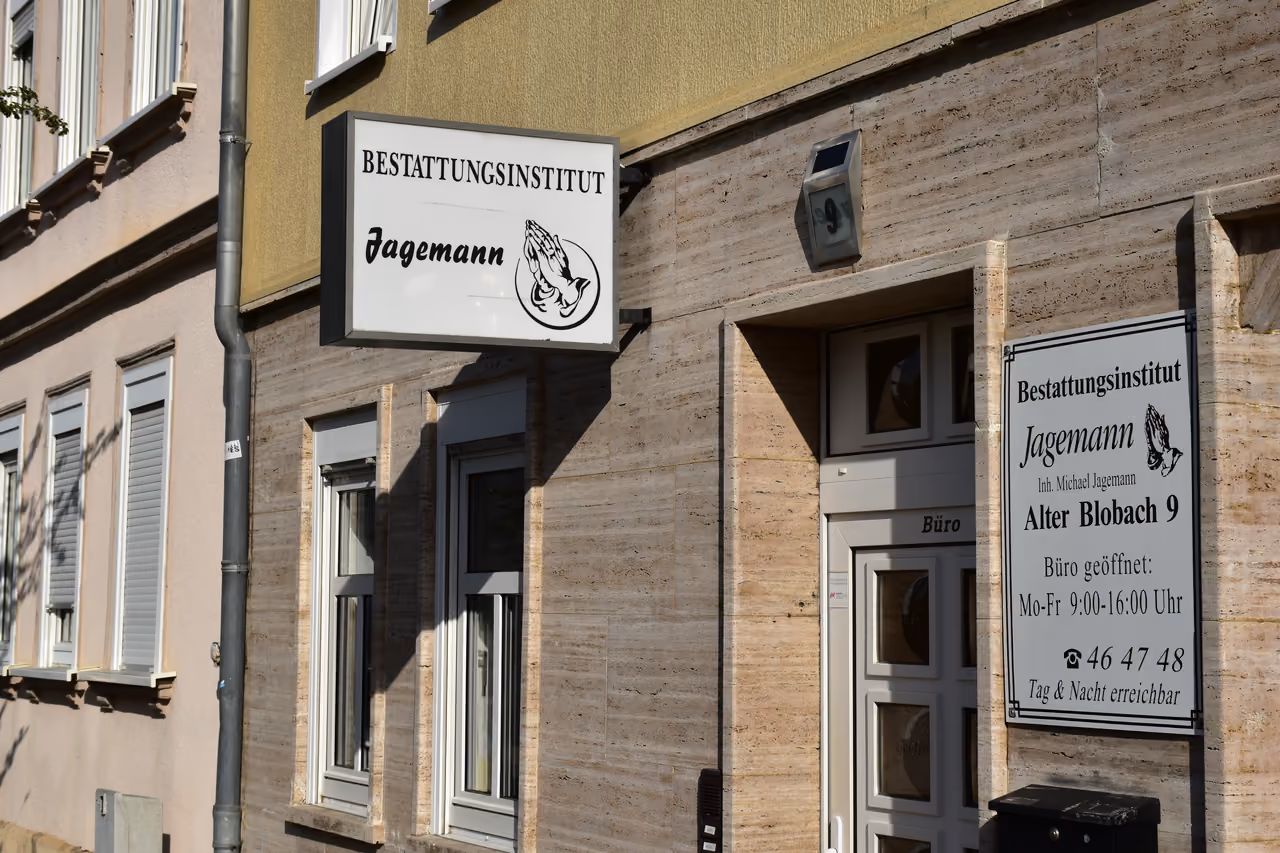 Unser Haus am Alten Blobach 9 mit Leuchtkasten, Büroeingang und Türschild